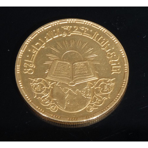 2188 - A gold Egyptian £5 coin to commemorate the 1400th anniversary of the Koran, obverse Koran on globe, ... 