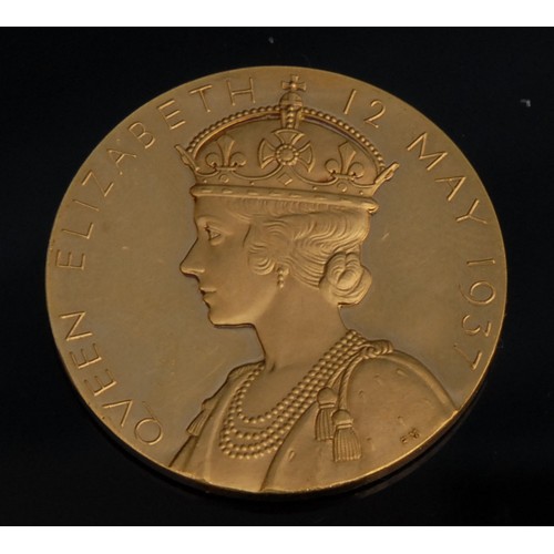 2189 - A gold coin to commemorate the Coronation of George VI, designed by Percy Metcalfe, obverse bust of ... 