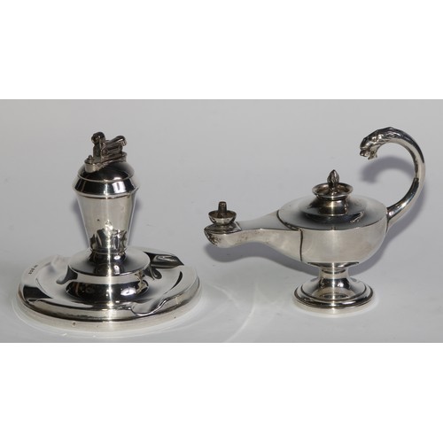 978 - A George V silver table cigar lighter, as a Roman lamp, flying scroll handle terminating in the head... 