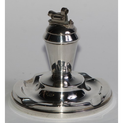 978 - A George V silver table cigar lighter, as a Roman lamp, flying scroll handle terminating in the head... 