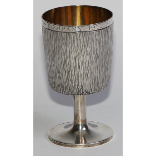 1115 - Adrian Gerald Benney (1930 - 2008) - an Elizabeth II silver pedestal goblet, bark textured surface, ... 