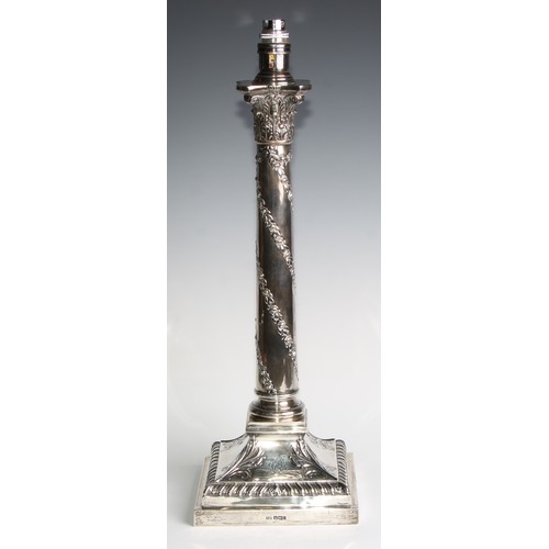 1002 - A late Victorian/Edwardian Neo-Classical Revival silver Corinthian column table lamp, square base wi... 