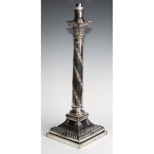 1002 - A late Victorian/Edwardian Neo-Classical Revival silver Corinthian column table lamp, square base wi... 