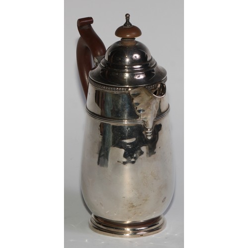 961 - A George V silver hot water pot, hinged domed cover with knop finial, scroll-capped handle, three-qu... 