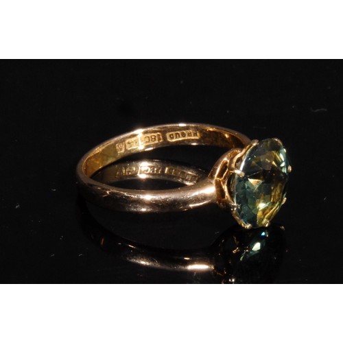 1472 - A yellow/green sapphire solitaire ring, round brilliant cut diamond approx 9.9mm diameter, the main ... 