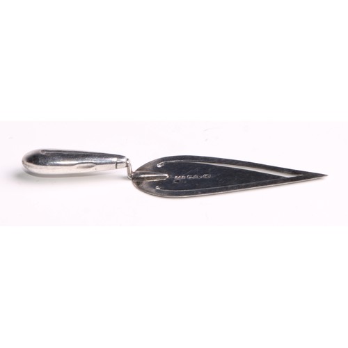 1242 - Signopaginophilia - a Victorian silver novelty bookmark, as a trowel, wrythen handle, 7.5cm long, Bi... 