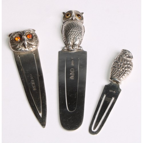 1244 - Signopaginophilia - a Victorian silver novelty bookmark, the terminal as an owl, glass eyes, 9cm lon... 