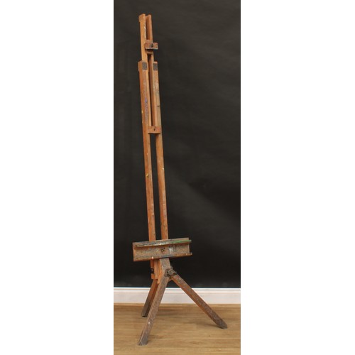 2333 - An early 20th century beech travelling artist’s easel, 188cm raising to 257cm high