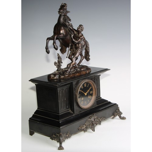 2405 - A late 19th century French bronze mounted black slate mantel clock, 9cm dial inscribed with gilt Rom... 