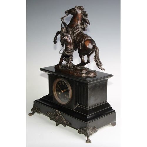 2405 - A late 19th century French bronze mounted black slate mantel clock, 9cm dial inscribed with gilt Rom... 