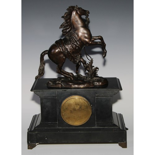 2405 - A late 19th century French bronze mounted black slate mantel clock, 9cm dial inscribed with gilt Rom... 