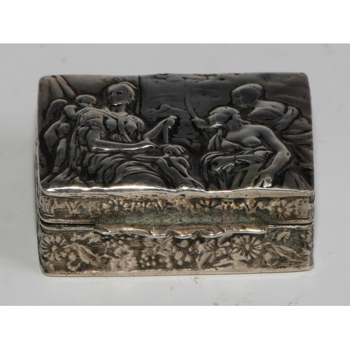 1190 - An Italian silver rectangular snuff box, embossed in the 18th century taste, 3.5cm wide, marked 800