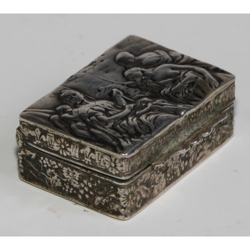 1190 - An Italian silver rectangular snuff box, embossed in the 18th century taste, 3.5cm wide, marked 800