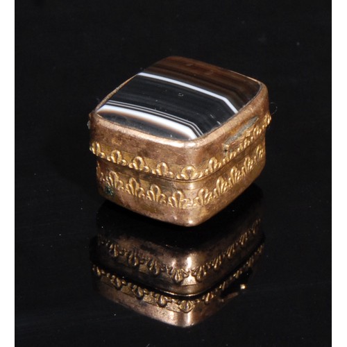 2137 - A 19th century gilt metal and banded agate rounded rectangular vinaigrette, hinged cover enclosing a... 