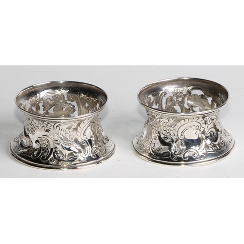 1017 - A pair of Edwardian silver dish rings, of small proportions and in the 18th century Irish taste, pie... 