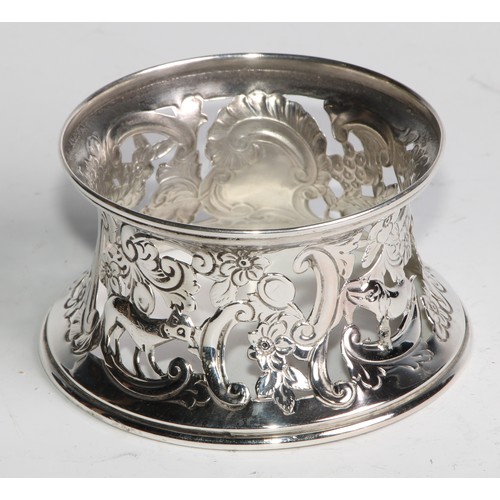 1017 - A pair of Edwardian silver dish rings, of small proportions and in the 18th century Irish taste, pie... 