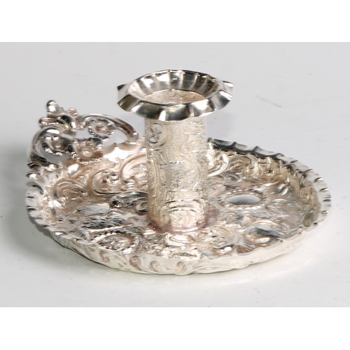 1086 - A Victorian silver chamberstick, embossed with lions and scrolling foliage, 13cm diam, London 1889