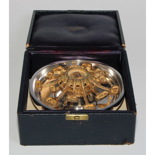 1204 - Christopher Nigel Lawrence (Bn.1936) - an Elizabeth II silver and silver-gilt rose bowl, 14cm diam, ... 