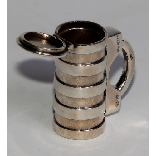 1076 - A sterling silver novelty vesta case, as a barrel shaped padlock, 3cm wide