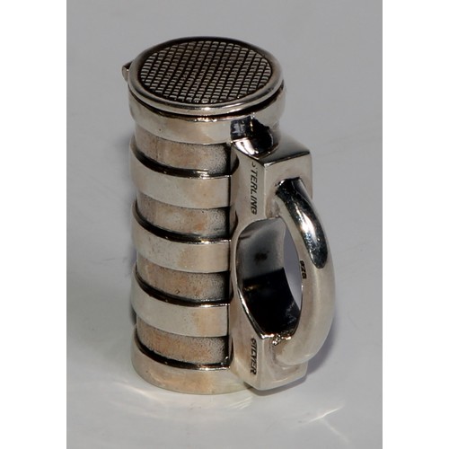 1076 - A sterling silver novelty vesta case, as a barrel shaped padlock, 3cm wide