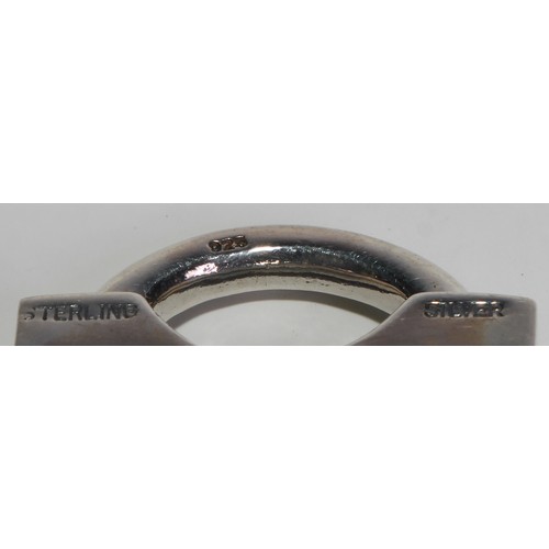 1076 - A sterling silver novelty vesta case, as a barrel shaped padlock, 3cm wide