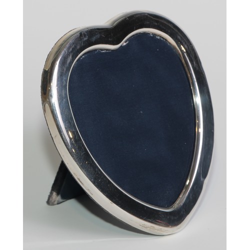 1181 - An Elizabeth II silver heart shaped easel photograph frame, quite plain, 14cm high, Sheffield 1986