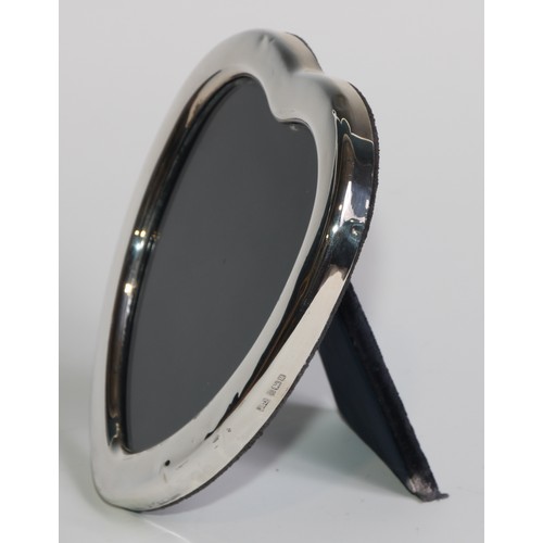 1181 - An Elizabeth II silver heart shaped easel photograph frame, quite plain, 14cm high, Sheffield 1986