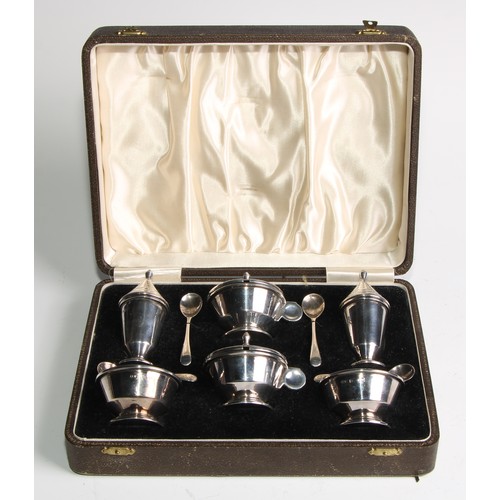 1129 - An Art Deco silver six piece condiment set, comprising pairs of mustards, salts and peppers, the lat... 