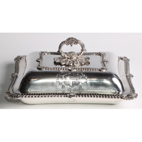 927 - A George III silver incurved rectangular entree dish, bayonet loop handle with acanthus boss, gadroo... 