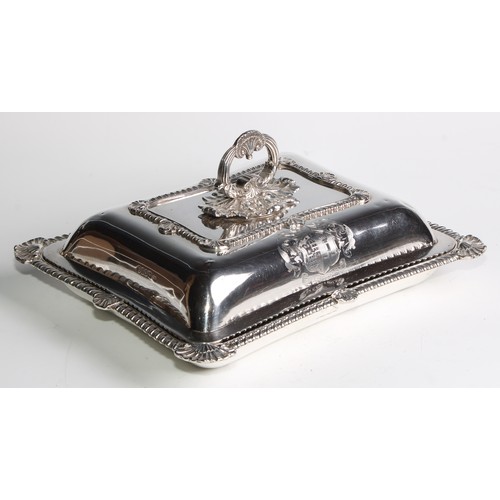 927 - A George III silver incurved rectangular entree dish, bayonet loop handle with acanthus boss, gadroo... 