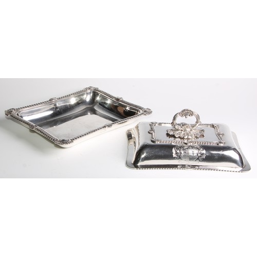 927 - A George III silver incurved rectangular entree dish, bayonet loop handle with acanthus boss, gadroo... 