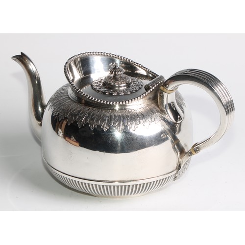 1004 - A late Victorian/Edwardian silver six piece Cape pattern tea and coffee service, comprising teapot, ... 