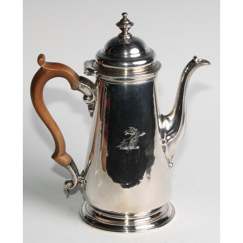 900 - A George II silver coffee pot, hinged domed cover with knop finial, fruitwood scroll-capped handle, ... 