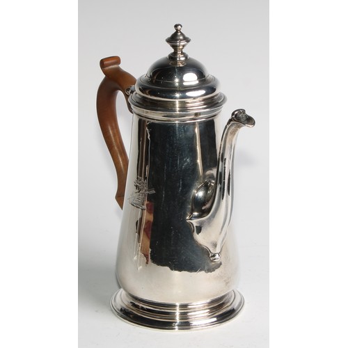 900 - A George II silver coffee pot, hinged domed cover with knop finial, fruitwood scroll-capped handle, ... 