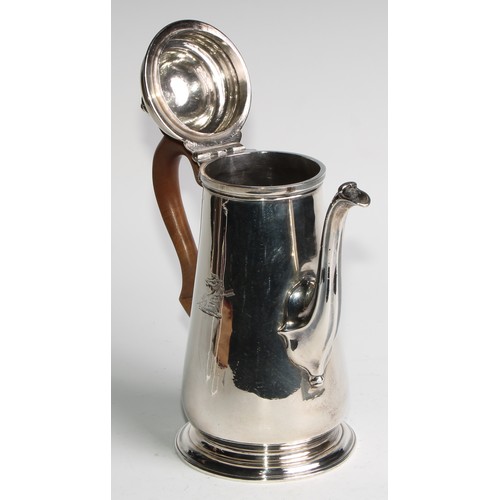 900 - A George II silver coffee pot, hinged domed cover with knop finial, fruitwood scroll-capped handle, ... 