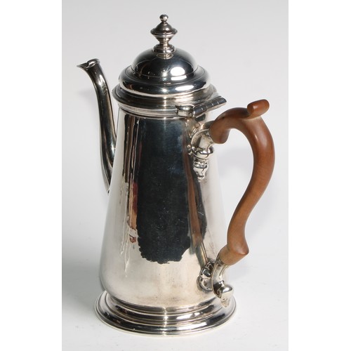 900 - A George II silver coffee pot, hinged domed cover with knop finial, fruitwood scroll-capped handle, ... 