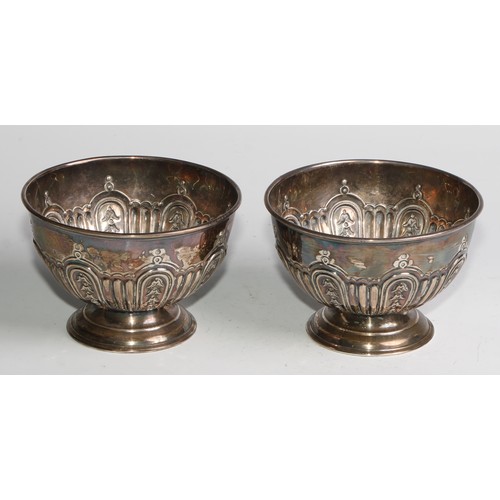 1020 - A pair of Edwardian silver pedestal bowls, half-fluted and interspersed with bell husks, 12cm diam, ... 