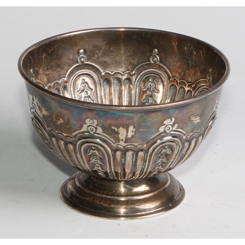 1020 - A pair of Edwardian silver pedestal bowls, half-fluted and interspersed with bell husks, 12cm diam, ... 