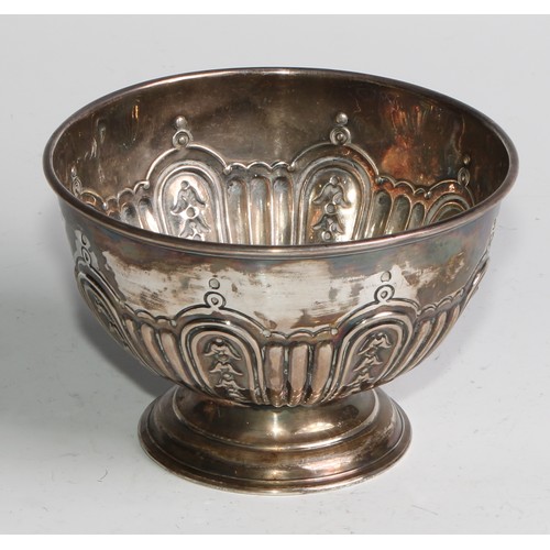 1020 - A pair of Edwardian silver pedestal bowls, half-fluted and interspersed with bell husks, 12cm diam, ... 