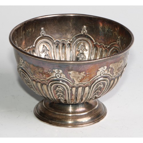 1020 - A pair of Edwardian silver pedestal bowls, half-fluted and interspersed with bell husks, 12cm diam, ... 