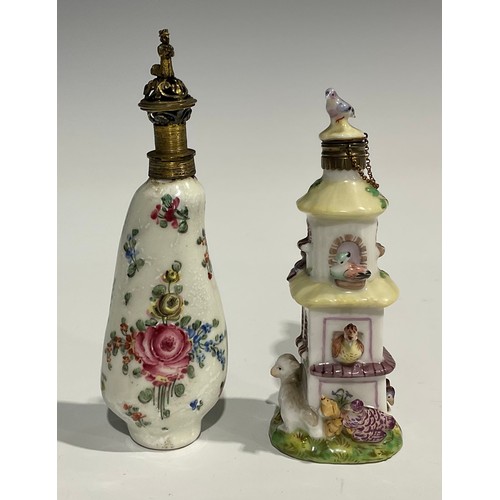 2271 - An 18th century Continental porcelain scent bottle, painted with flowers, reticulated gilt metal cov... 