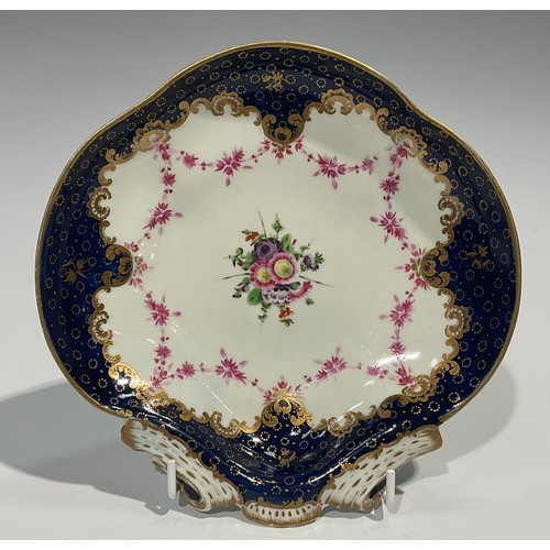 187 - A pair of Worcester shell shaped dessert dishes, painted with floral bouquet and pink floral swags, ... 