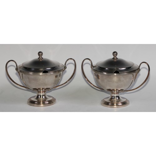 821 - A pair of George III Old Sheffield Plate circular pedestal sauce tureens and covders, ball finials, ... 