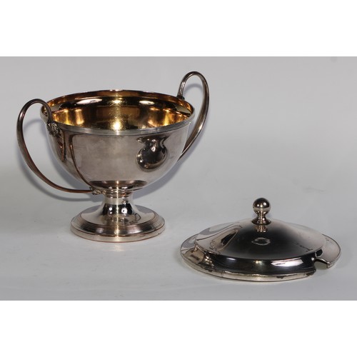 821 - A pair of George III Old Sheffield Plate circular pedestal sauce tureens and covders, ball finials, ... 