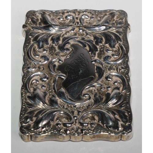 1176 - An Edwardian silver rounded rectangular visiting card case, embossed with scrolling leaves, hinged c... 