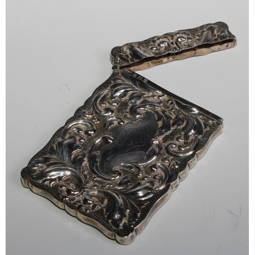 1176 - An Edwardian silver rounded rectangular visiting card case, embossed with scrolling leaves, hinged c... 