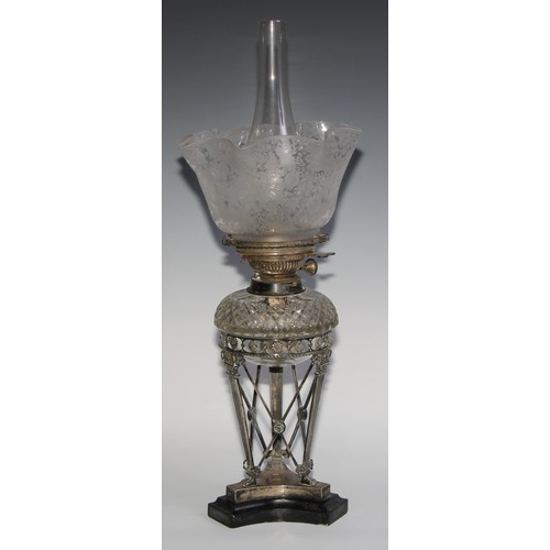 1157 - An Edwardian Neo-Classical Revival silver table oil lamp, etched glass shade, Messenger's patent bur... 