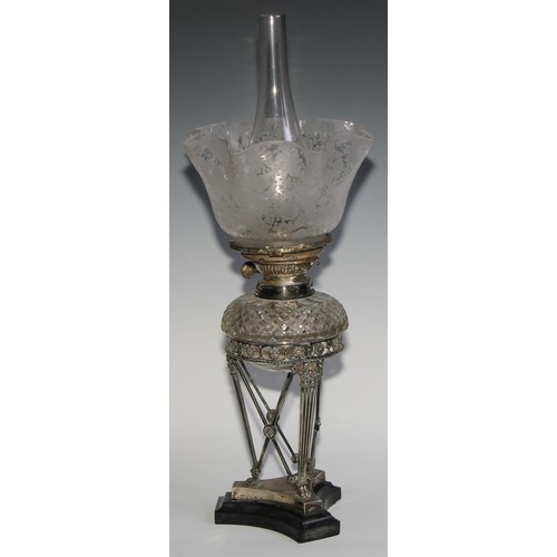 1157 - An Edwardian Neo-Classical Revival silver table oil lamp, etched glass shade, Messenger's patent bur... 