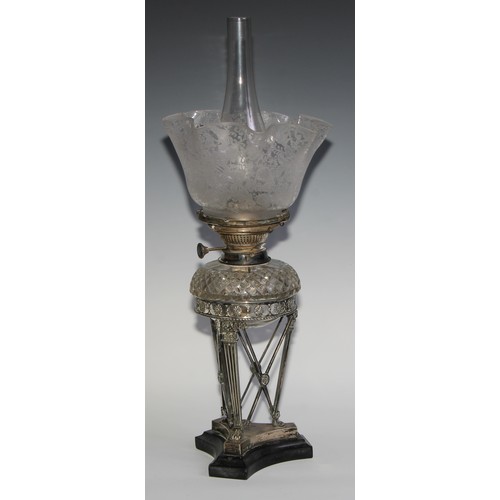 1157 - An Edwardian Neo-Classical Revival silver table oil lamp, etched glass shade, Messenger's patent bur... 