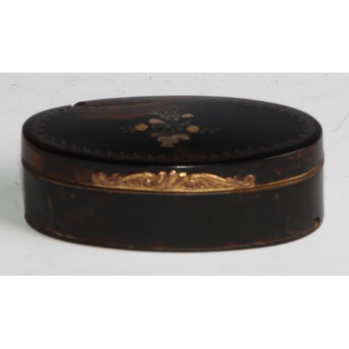 2240 - A George III tortoise shell oval snuff box and cover, inlaid with rose and yellow gold, 7.5cm wide, ... 